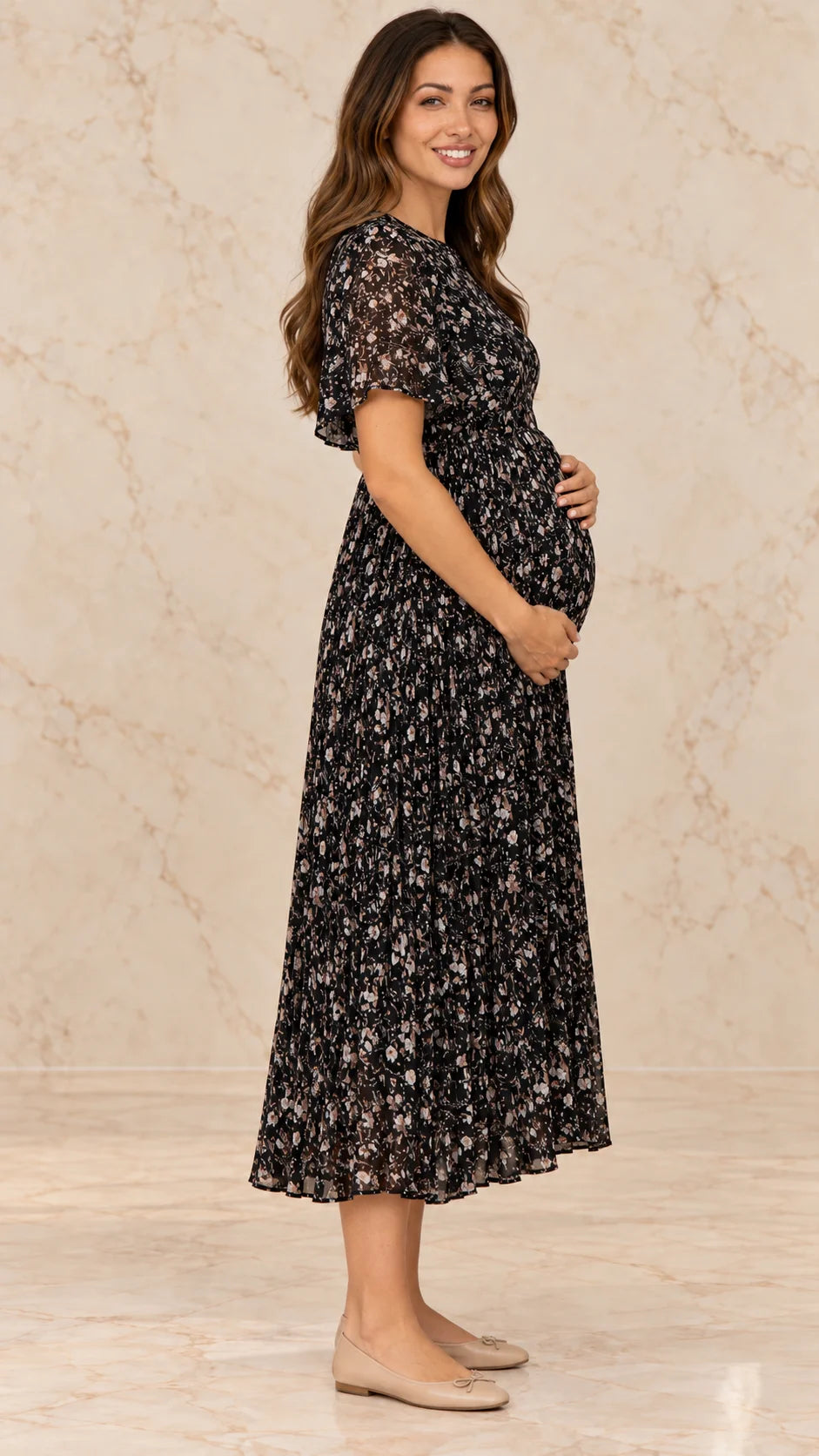 UN VESTIDO FLORAL, LIGERO Y FEMENINO PARA DISFRUTAR DEL EMBARAZO CON COMODIDAD.